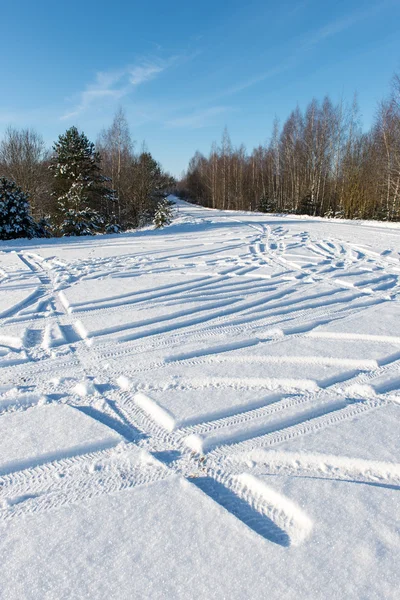 Havas téli úton gumiabroncs jelölések — Stock Fotó