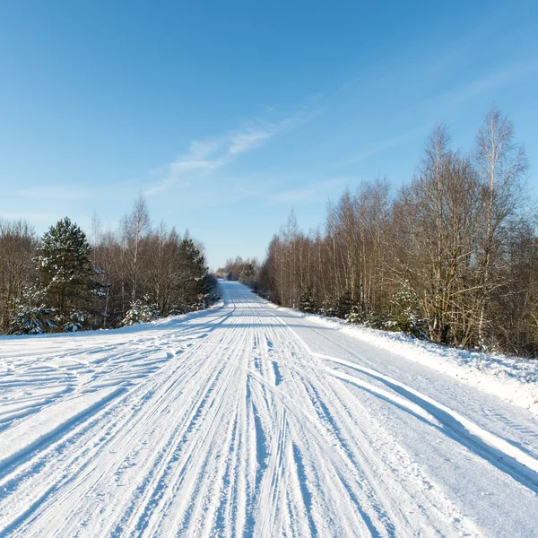 Route enneigée d'hiver avec marquage des pneus — Photo