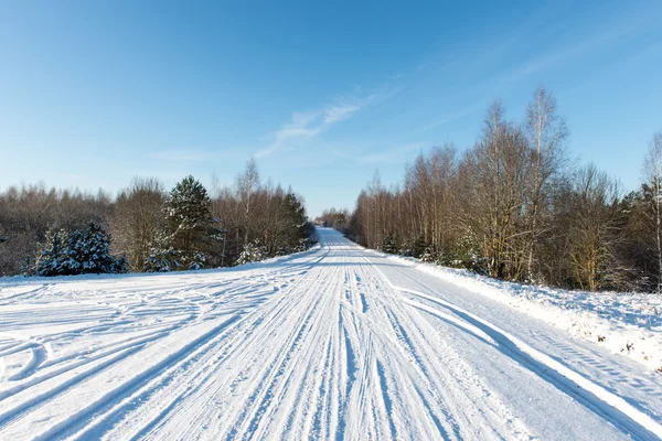 Route enneigée d'hiver avec marquage des pneus — Photo