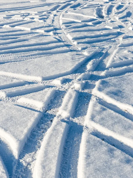 Besneeuwde winter weg met band markeringen — Stockfoto