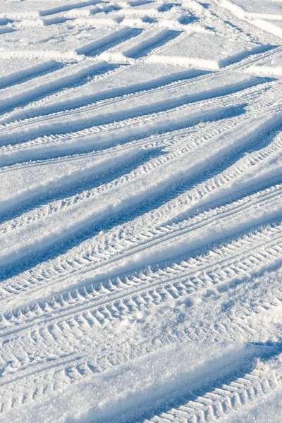 Estrada de inverno nevado com marcas de pneus — Fotografia de Stock