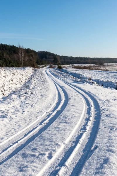 Route enneigée d'hiver avec marquage des pneus — Photo