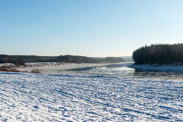 Bela paisagem de inverno nevado com rio congelado — Fotografia de Stock