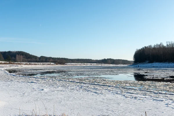 Piękny zimowy śnieżny krajobraz z zamarznięta rzeka — Zdjęcie stockowe