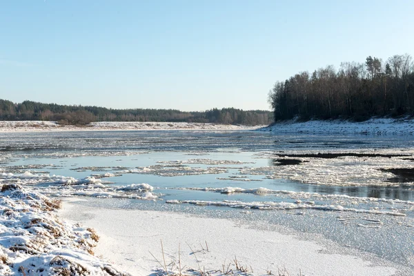 Schöne verschneite Winterlandschaft mit gefrorenem Fluss — Stockfoto
