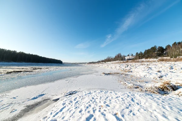 냉동 강 아름 다운 눈 덮인 겨울 풍경 — 스톡 사진