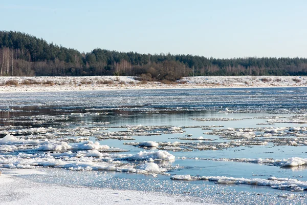 Prachtige besneeuwde winterlandschap met bevroren rivier — Stockfoto
