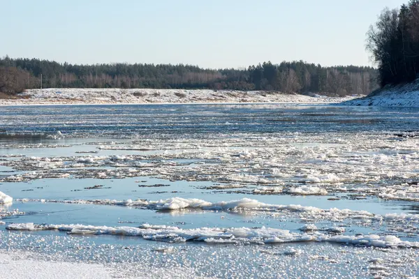 Prachtige besneeuwde winterlandschap met bevroren rivier — Stockfoto