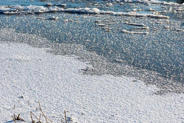 Vackra snöiga vinterlandskap med frusna floden — Stockfoto