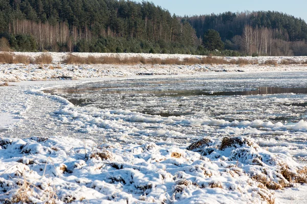 Schöne verschneite Winterlandschaft mit gefrorenem Fluss — Stockfoto