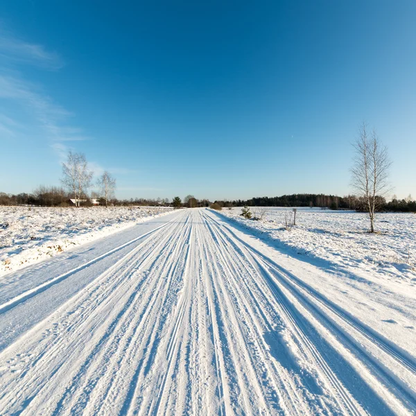 Route enneigée d'hiver avec marquage des pneus — Photo