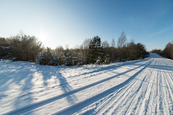 Route enneigée d'hiver avec marquage des pneus — Photo