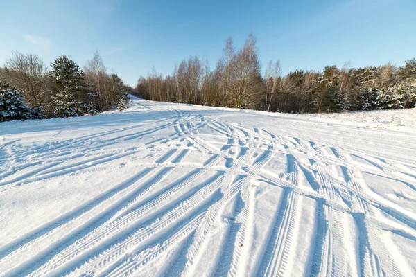 Route enneigée d'hiver avec marquage des pneus — Photo