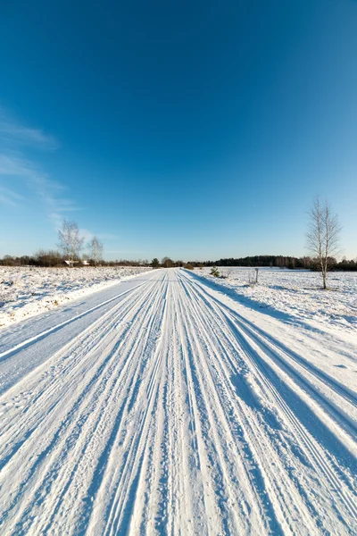 Route enneigée d'hiver avec marquage des pneus — Photo