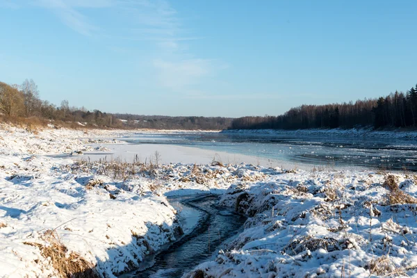 Красивый снежный зимний пейзаж с замерзшей рекой — стоковое фото