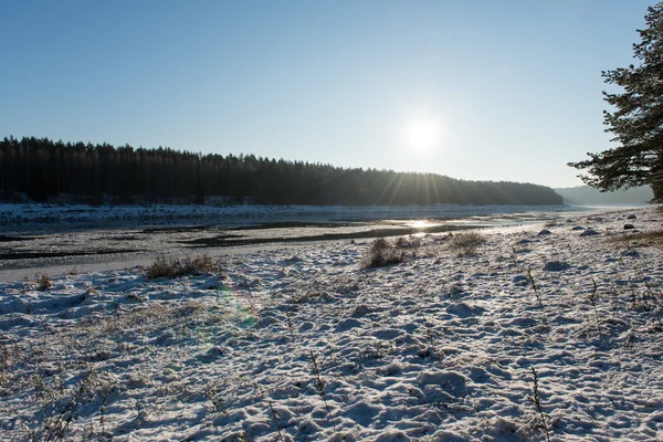 Piękny zimowy śnieżny krajobraz z zamarznięta rzeka — Zdjęcie stockowe