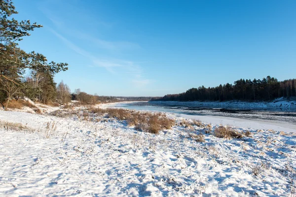 Красивый снежный зимний пейзаж с замерзшей рекой — стоковое фото