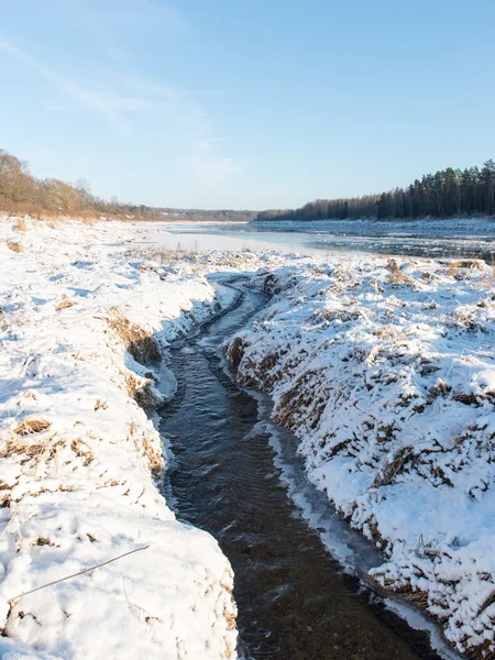 Hermoso paisaje de invierno nevado con río congelado — Foto de Stock