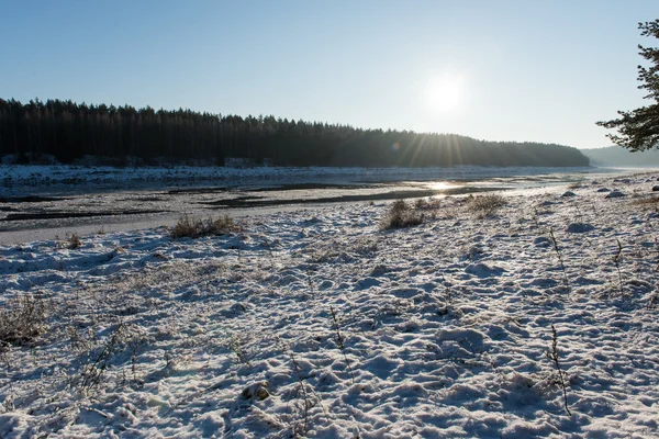 Piękny zimowy śnieżny krajobraz z zamarznięta rzeka — Zdjęcie stockowe