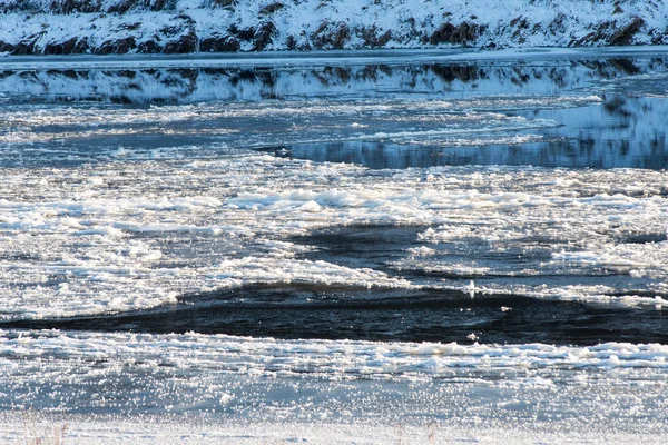 Schöne verschneite Winterlandschaft mit gefrorenem Fluss — Stockfoto