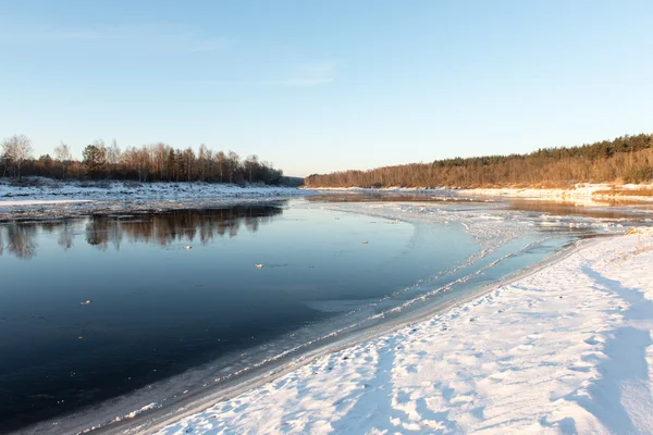 Hermoso paisaje de invierno nevado con río congelado — Foto de Stock