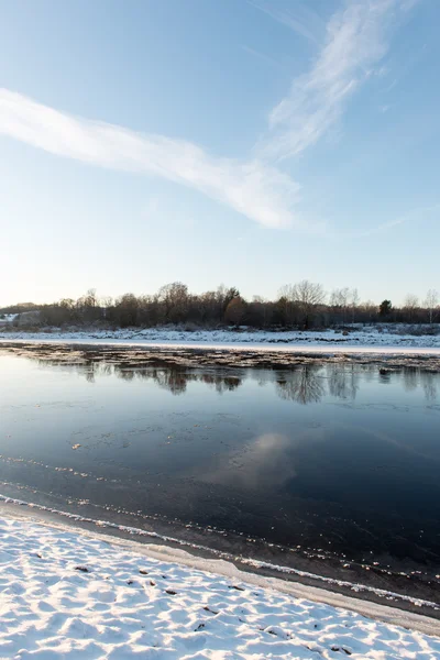 Güzel karlı kış manzara donmuş nehir ile — Stok fotoğraf