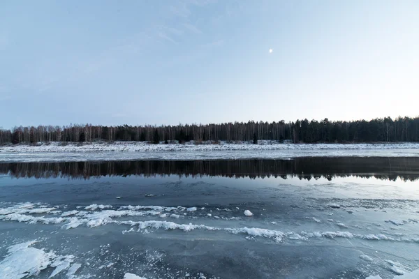 냉동 강 아름 다운 눈 덮인 겨울 풍경 — 스톡 사진