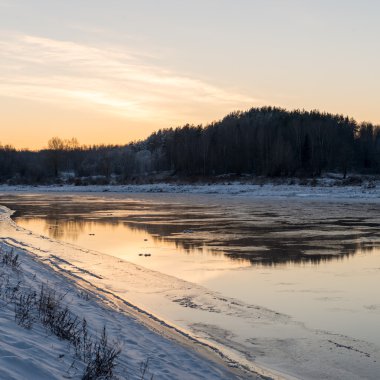 güzel karlı kış manzara donmuş nehir ile