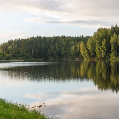 nehir weater ve kumtaşı kayalıklardan yansımaları ile