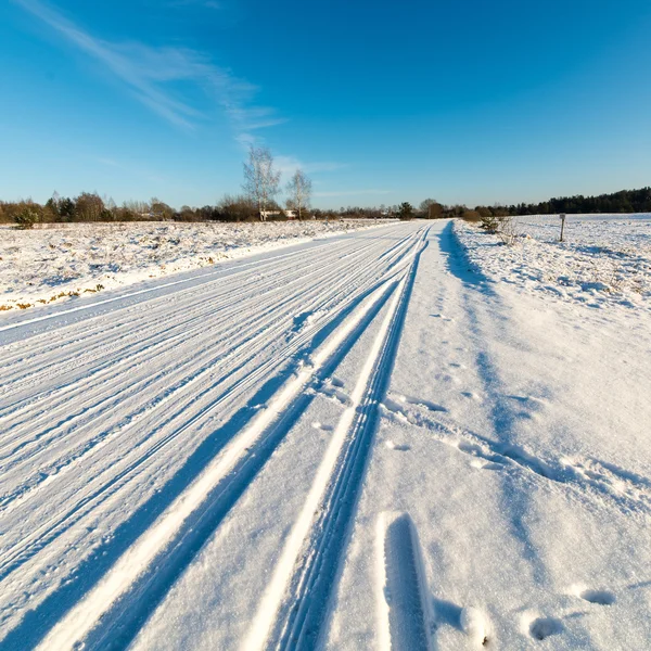 Route enneigée d'hiver avec marquage des pneus — Photo