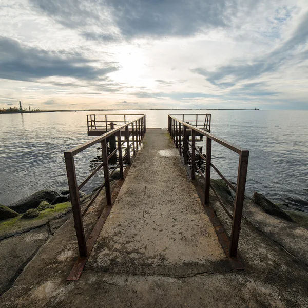 Oude brug van een roestige metalen leuning — Stockfoto