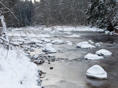 Donmuş kış nehir manzarası