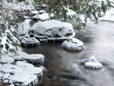 Donmuş kış nehir manzarası