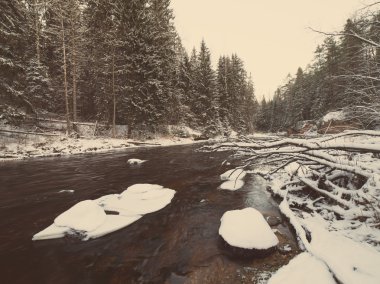 Kış nehir manzarası - retro vintage dondurulmuş