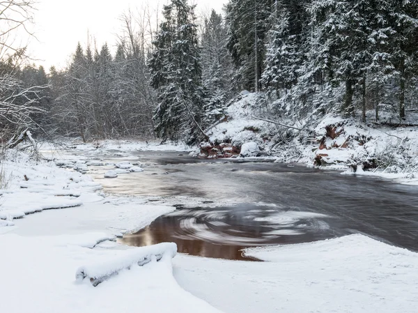 Zugefrorene winterliche Flusslandschaft — Stockfoto