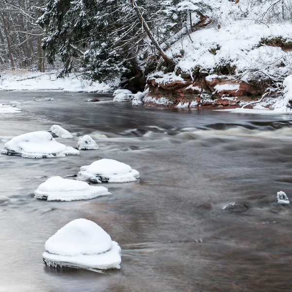 Vinterfrusen flodlandskap — Stockfoto