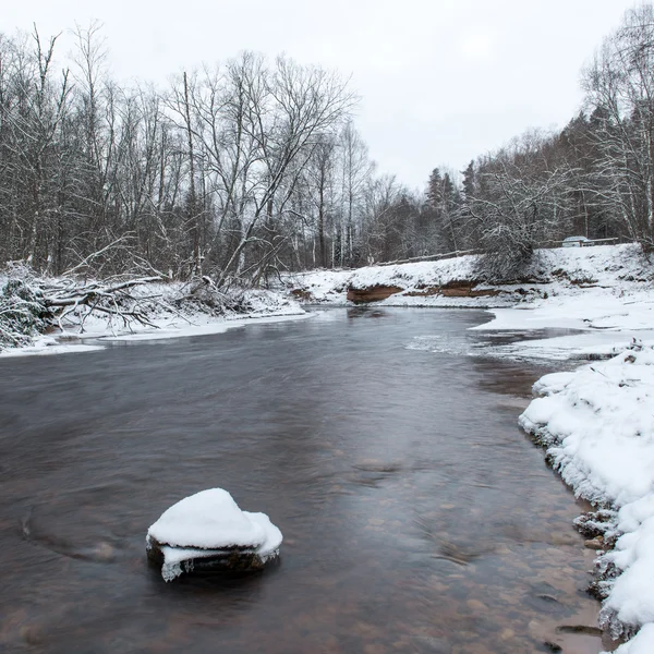凍結する冬川の風景 — ストック写真