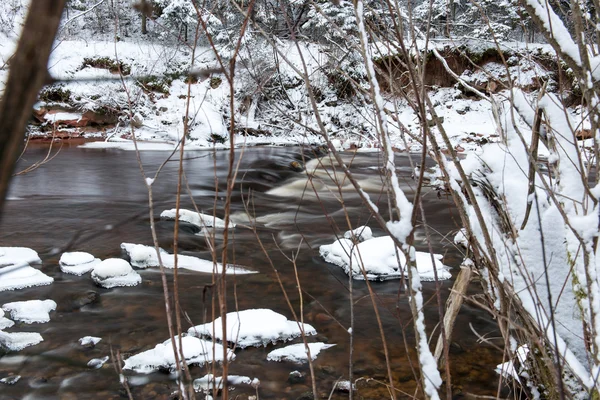 Inverno congelado paisagem do rio — Fotografia de Stock