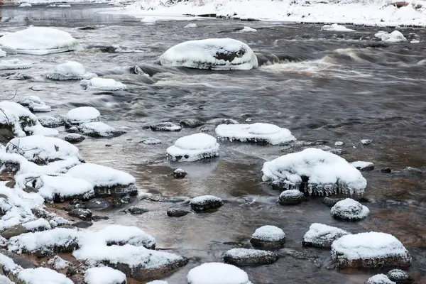 얼어붙은 겨울 강 풍경 — 스톡 사진