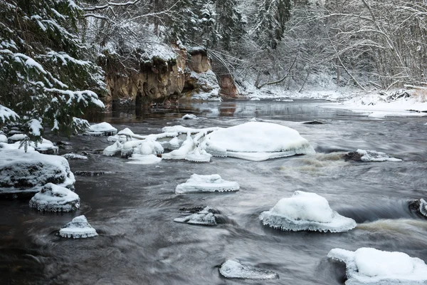 Gelé hiver rivière paysage — Photo