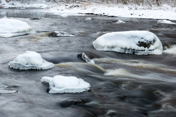 Abstrakte gefrorene Eisstrukturen im Fluss — Stockfoto