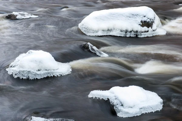 Abstrakte gefrorene Eisstrukturen im Fluss — Stockfoto