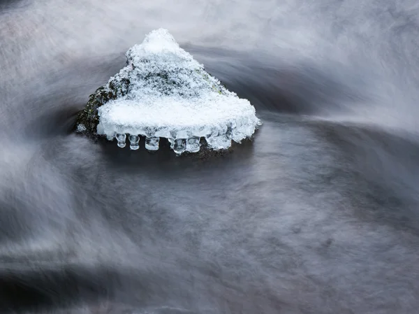 Abstrakte gefrorene Eisstrukturen im Fluss — Stockfoto