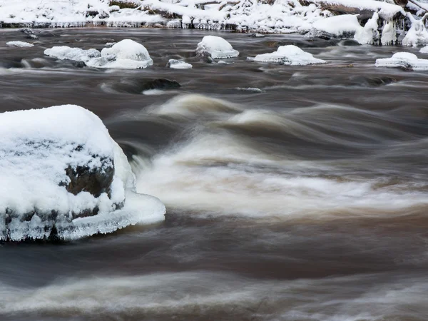 Abstrakte gefrorene Eisstrukturen im Fluss — Stockfoto