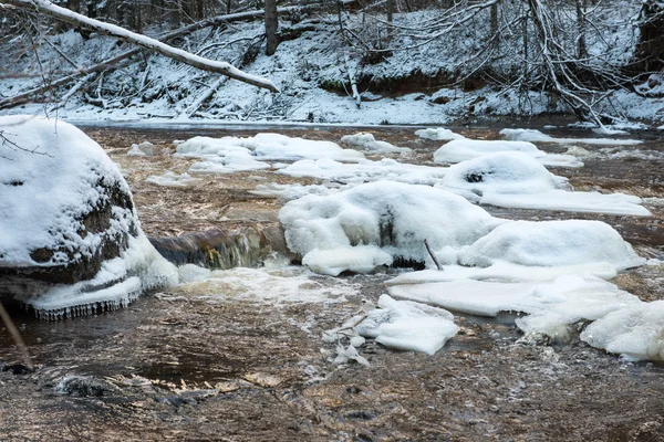 Invierno congelado río paisaje — Foto de Stock