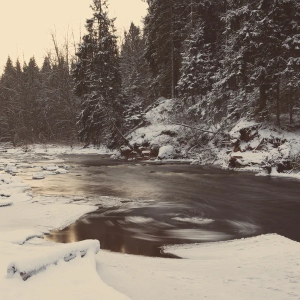 Paisaje congelado del río de invierno - vintage retro —  Fotos de Stock