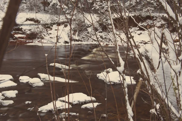冰冻的冬季河流景观复古复古 — 图库照片
