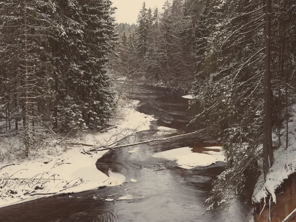 Gefrorene winterliche Flusslandschaft - Retro-Jahrgang — Stockfoto