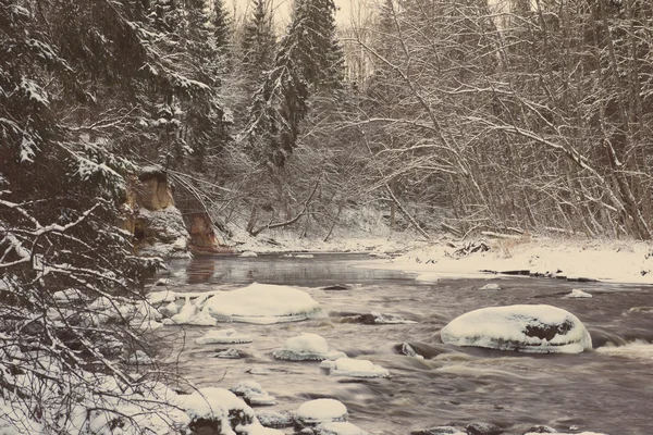 Paisaje congelado del río de invierno - vintage retro — Foto de Stock