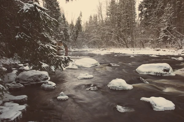 Paisaje congelado del río de invierno - vintage retro — Foto de Stock